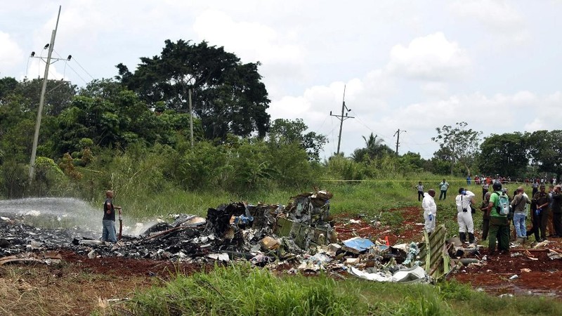 Sedikitnya 100 penumpang tewas dalam kecelakaan pesawat Boeing 737 tersebut.