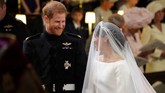Pangeran Harry dan Meghan Markle lalu bertemu di altar dan saling menatap dengan senyuman. (Jonathan Brady/Pool via REUTERS)