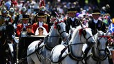 Bagi yang tak kebagian tempat di area dalam Kastel Windsor, disediakan layar raksasa di area luar tempat itu di mana warga bisa menyaksikan seluruh prosesi yang terjadi di dalam. (Jeff J Mitchell/Pool via REUTERS)