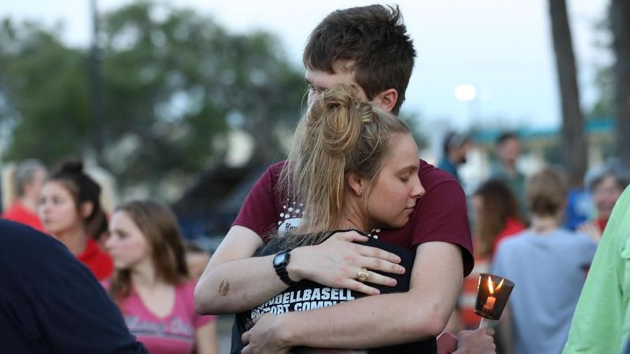 Kejadian di Santa Fe High School ini mengakibatkan 10 orang tewas