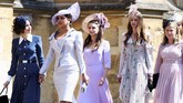 Aktris Hollywood berdarah Bollywood, Priyanka Chopra yang masuk dalam undangan Meghan datang dengan busana abu-abu muda, bersama Abigail Spencer. (Chris Jackson/Pool via REUTERS)