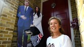 Tak sendirian, Trina Moore mengajak anjingnya datang dari Italia ke Windsor untuk menyaksikan pernikahan Pangeran Harry dan Meghan Markle. Ia mengaku mengagumi Harry dan Markle seperti anggota Kerajaan Inggris lainnya. (REUTERS/Clodagh Kilcoyne)