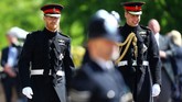 Pangeran Harry dan Pangeran William, pendamping prianya, telah tiba lebih dulu. Mereka mengenakan seragam kavaleri. (Gareth Fuller/Pool via REUTERS)