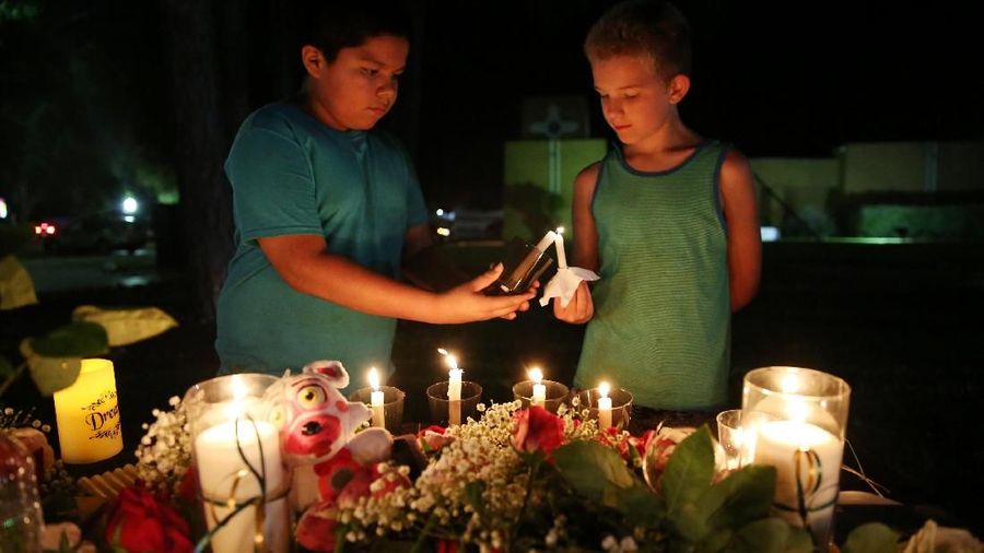 Kejadian di Santa Fe High School ini mengakibatkan 10 orang tewas