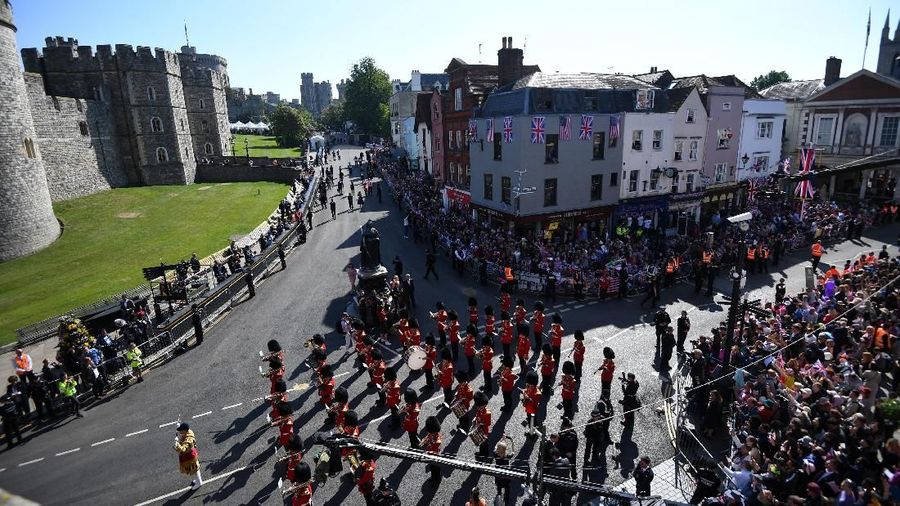 Keduanya menikah di St George's Chapel di kastil Windsor.