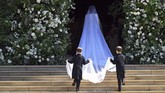 Brian dan John Mulroney, anak kembar dari sahabat dekat Meghan Markle, Jessica Mulroney menjadi dua pria pencuri perhatian yang membantu mengangkat veil panjang di pernikahan Meghan-Harry. (NEIL HALL/Pool via REUTERS TPX IMAGES OF THE DAY)