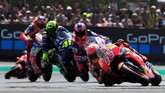 Setelah Andrea Dovizioso dan Johann Zarco terjatuh, Marc Marquez kemudian mulai memimpin balapan dengan menyalip Jorge Lorenzo. (REUTERS/Gonzalo Fuentes)