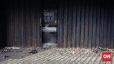 Abu sekeluarga mengurung diri selama seminggu, ketika kerusuhan terjadi.