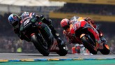 Johann Zarco sempat bersaing perebutan posisi pertama tapi kemudian terjatuh di lap kedelapan saat mempertahankan posisi kedua di belakang Jorge Lorenzo. (REUTERS/Gonzalo Fuentes)