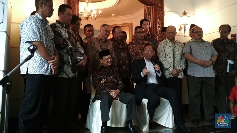 Mantan Wakil Perdana Menteri Malaysia Anwar Ibrahim bertemu mantan Presiden Indonesia BJ Habibie hari Minggu (20/5/2018).