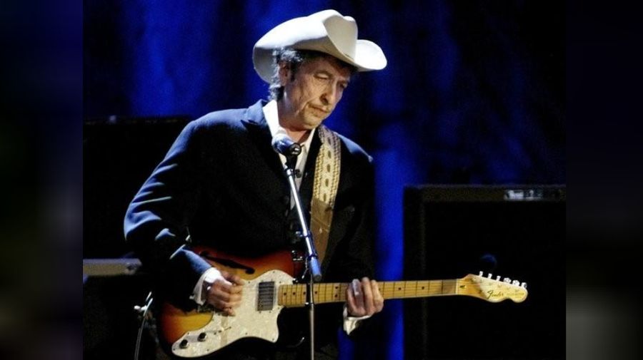 Gitar milik musisi Bob Dylan berhasil dilelang dengan harga US$495.000 atau setara dengan Rp 7 miliar.
