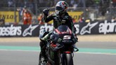 Johann Zarco merayakan pole MotoGP Prancis 2018 dengan mengalahkan Marc Marquez. Zarco merebut pole keempat sepanjang kariernya di MotoGP. (REUTERS/Gonzalo Fuentes)