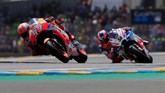Marc Marquez kemudian bersaing dengan Danilo Petrucci dalam perebutan posisi pertama balapan MotoGP Prancis 2018. (REUTERS/Gonzalo Fuentes)