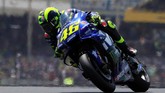 Valentino Rossi kemudian finis di posisi ketiga, terpaut 5,350 detik dari catatan waktu Marc Marquez yang memenangi balapan MotoGP Prancis. (REUTERS/Gonzalo Fuentes)
