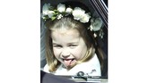Tak cukup mencuri perhatian dengan caranya mengangkat kaki, Putri Charlotte juga terlihat menggemaskan saat dia menjulurkan lidahnya dengan nakal dari dalam mobil. (Andrew Milligan/Pool via REUTERS)