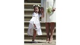 Sedangkan Putri Charlotte memakai gaun putih dengan mahkota bunga di kepalanya. (Jane Barlow/Pool via REUTERS)