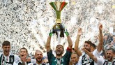 Juventus menambah jumlah gelar juara Serie A usai mempertahankan trofi musim 2017/2018. Bianconeri mengoleksi 95 poin, unggul empat angka dari Napoli pada klasemen akhir. (REUTERS/Stefano Rellandini TPX IMAGES OF THE DAY)