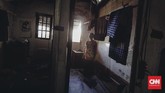 Hasanah (55th) bersama keluarganya menyewa salah satu bangunan yang pernah terbakar ketika kerusuhan. Ketika peristiwa kerusuhan teradi, Hasanah masih berjualan di Pasar Glodok, namun trauma yang dalam memaksa ia dan keluarga untuk meninggalkan Jakarta ketika itu. (CNN Indonesia/Adhi Wicaksono)