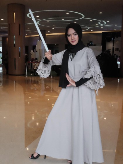 Deg-degan! Hijabers Ini Pecahkan Lampu Neon di Kepala Terry Putri Deg-degan! Hijabers Ini Pecahkan Lampu Neon di Kepala Terry Putri