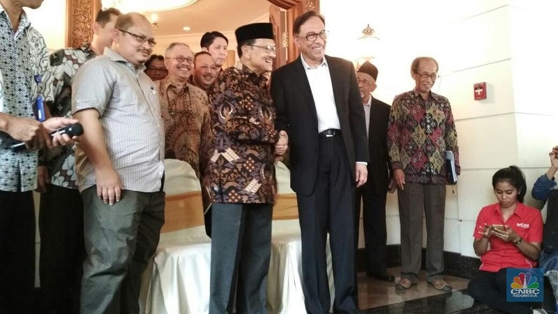 Mantan Wakil Perdana Menteri Malaysia Anwar Ibrahim bertemu mantan Presiden Indonesia BJ Habibie hari Minggu (20/5/2018).