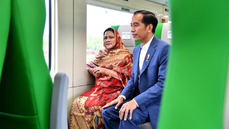 KA Bandara Minangkabau Express memiliki tarif yang termurah.