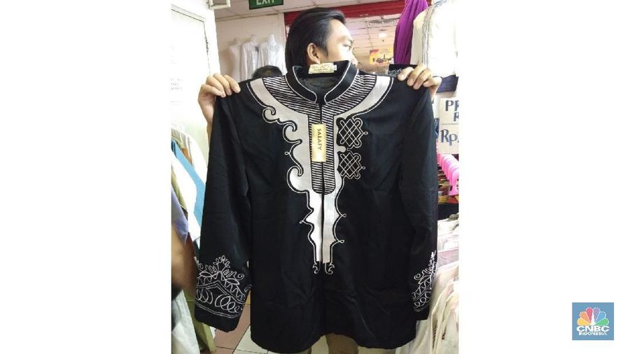 Dua baju koko tersebut akan ia berikan sebagai buah tangan untuk anaknya yang sedang menempuh pendidikan di AS.