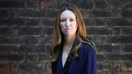Mengenal Clare Waight Keller, Perancang Gaun Meghan Markle