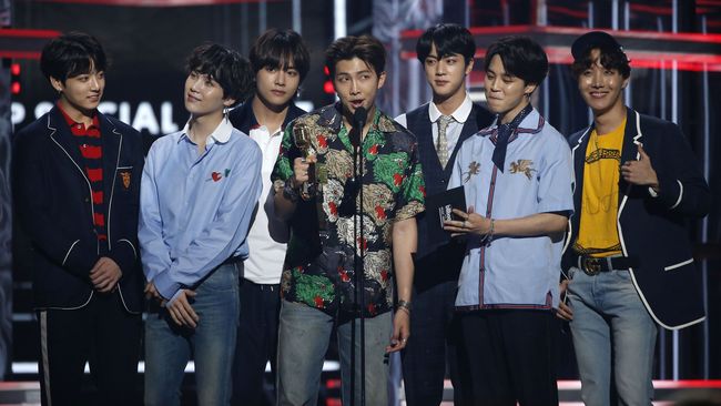 Gaya 'Santai' BTS dalam Gucci di Billboard Music Awards 2018