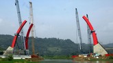 Pekerja menyelesaikan pekerjaan konstruksi jembatan Kali Kuto di perbatasan kabupaten Batang-Kendal Desa Sambongsari, Weleri, Kendal, Jateng, Sabtu (19/5). Jembatan ini dapat dilalui pemudik hingga exit toll Krapyak, Semarang Barat, yang menjadi akhir dari Ruas Tol Batang-Semarang. (ANTARA FOTO/Anis Efizudin).