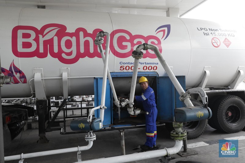 Yanto penjual gas eceran menyiapkan gas di rukonya di kawasan, Ciputat, Tangerang Selatan, Senin 3/1. Harga Gas LPG sejumlah ukuran naik. Sebelumnya Pertamina resmi menaikan gas elpiji sejak 25 Desember lalu. Pantauan CNBC Indonesia dilapangan, Bright gas 5 kg : Rp90 ribu dari Rp80 ribu.
Bright gas 12 kg: Rp175 Ribu dari Rp155 ribu. Gas tabung Biru 12kg : Rp175 ribu dari Rp155 ribu.
Gas 3 kg: Rp21 ribu blm naik.
Dilokasi yang berbeda Rosid selaku penjual gas juga mengatakan ada kenaikan. Gas tabung biru 12kg : dari Rp155 ribu naik Rp165 ribu
Gas tabung Pink 12kg : dari Rp160 naik menjadi Rp170 ribu. 
Gas tabunh Pink 5kg : dari Rp75 ribu naik menjadi Rp80 ribu.
Gas 3kg : tidak naik tetap dengan hari Rp20 ribu.  (CNBC Indonesia/ Muhammad Sabki)