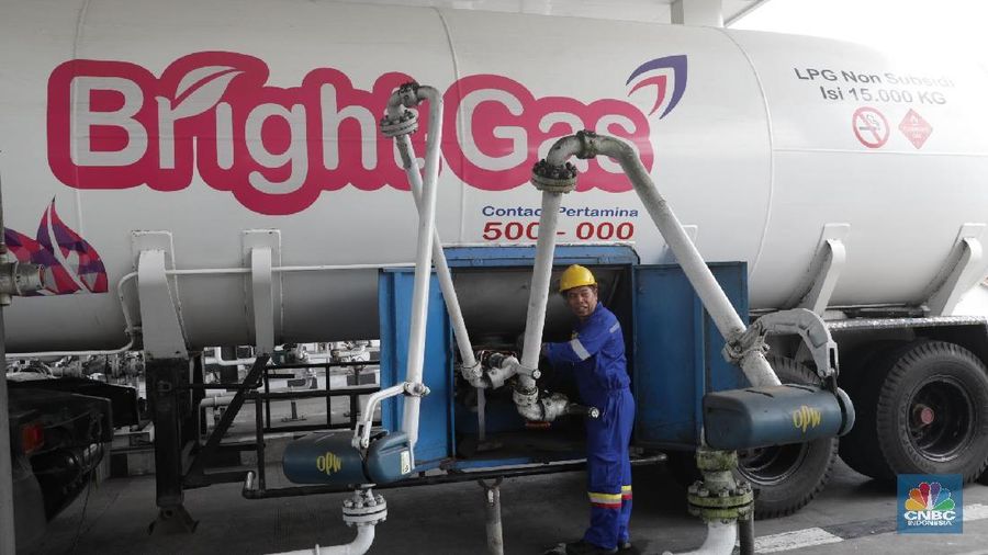 Yanto penjual gas eceran menyiapkan gas di rukonya di kawasan, Ciputat, Tangerang Selatan, Senin 3/1. Harga Gas LPG sejumlah ukuran naik. Sebelumnya Pertamina resmi menaikan gas elpiji sejak 25 Desember lalu. Pantauan վ dilapangan, Bright gas 5 kg : Rp90 ribu dari Rp80 ribu.
Bright gas 12 kg: Rp175 Ribu dari Rp155 ribu. Gas tabung Biru 12kg : Rp175 ribu dari Rp155 ribu.
Gas 3 kg: Rp21 ribu blm naik.
Dilokasi yang berbeda Rosid selaku penjual gas juga mengatakan ada kenaikan. Gas tabung biru 12kg : dari Rp155 ribu naik Rp165 ribu
Gas tabung Pink 12kg : dari Rp160 naik menjadi Rp170 ribu. 
Gas tabunh Pink 5kg : dari Rp75 ribu naik menjadi Rp80 ribu.
Gas 3kg : tidak naik tetap dengan hari Rp20 ribu.  (վ/ Muhammad Sabki)