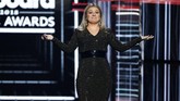 Alumnus American Idol Kelly Clarkson didaulat menjadi pemandu acara Billboard Music Awards (BBMAs) 2018. Ia juga sempat membawakan sejumlah lagu di panggung BBMAs. (REUTERS/Mario Anzuoni)