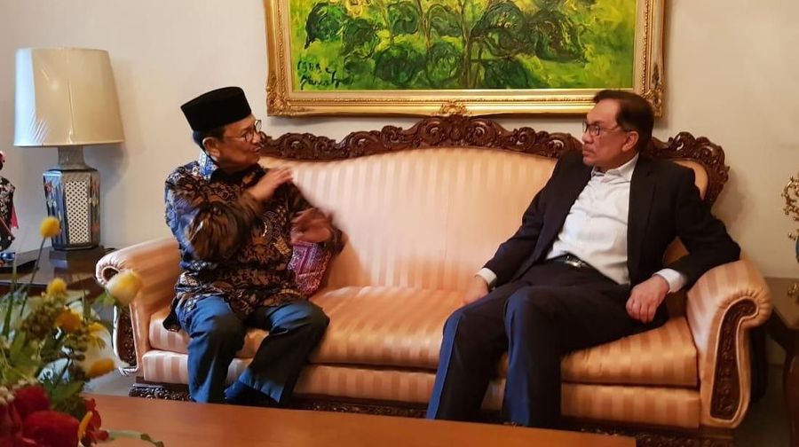 Baru bebas dari Penjara, Anwar Ibrahim temui politisi Indonesia dan membahas mengenai perkembangan reformasi.