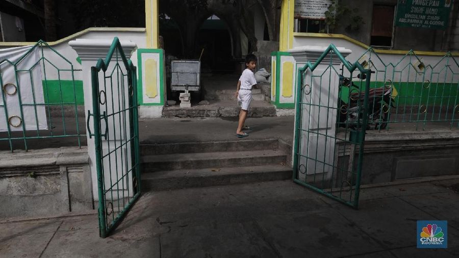 Masjid Jami Angke atau sekarang dikenal dengan masjid Al anwar,  Merupakan masjid tertua di kawasan Jakarta Barat., Senin (21/5/2018). Perkampungan Angke merupakan berawal dari nama kampung Bali karena awalnya kampung ini dihuni oleh orang hindu bali.  Seiring berjalan waktu tiba suku suku dari luar seperti Tionghoa dan para pejuang-pejuang Indonesia. (CNBC Indonesia/Muhammad Sabki)
