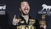 Post Malone membawa pulang piala BBMAs 2018 untuk kategori Top Rap Song untuk karyanya, 'Rockstar'. (REUTERS/Steve Marcus)