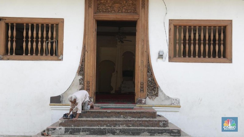 Masjid ini dibangun oleh arsitek asal Muslim Tionghoa yang bernama Seh Liong.