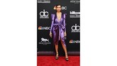 Dua Lipa, penyanyi yang sedang naik daun tahun ini tampil seksi lewat gaun ungu menyala berpotongan rendah di bagian dada dari koleksi Alexandre Vauthier Fall 2018. (REUTERS/Steve Marcus)