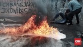 Sejak awal polisi telah menegaskan kepada para pelaku aksi agar tidak melakukan tindakan berujung kericuhan dalam aksi Refleksi 20 tahun Reformasi, termasuk membakar ban. (CNN Indonesia/Andry Novelino)