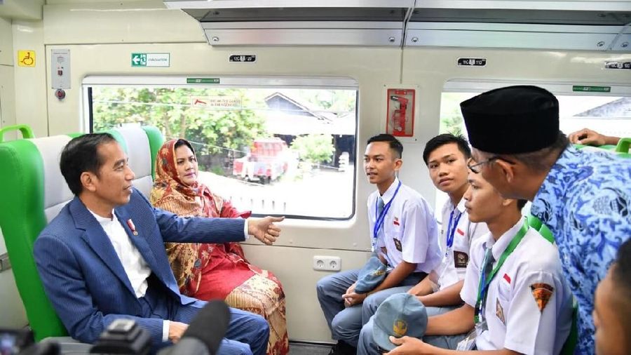 KA Bandara Minangkabau Express memiliki tarif yang termurah.