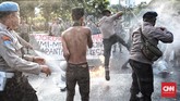 Polisi mencoba membubarkan massa yang tetap melakukan pembakaran ban dalam aksi Refleksi 20 tahun Reformasi di seberang Istana Kepresidenan. (CNN Indonesia/Andry Novelino)