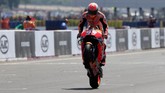 Marc Marquez merayakan kemenangan MotoGP Prancis 2018 dengan melakukan wheelie saat melewati garis finis Sirkuit Le Mans. (REUTERS/Gonzalo Fuentes)