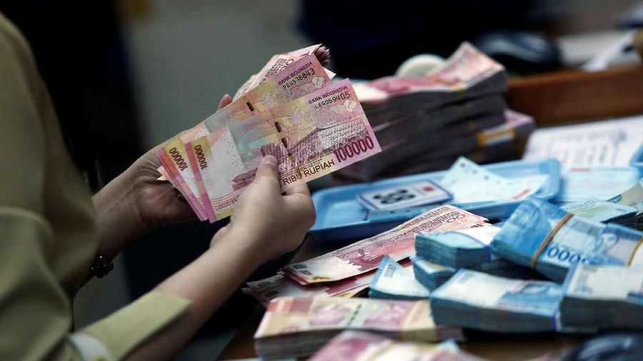 Indonesian rupiah banknotes are counted at a money changer in Jakarta, Indonesia, May 9, 2018. REUTERS/Willy Kurniawan