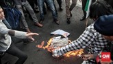 Aksi itu memanas setelah para demonstan membakar ban mendekati ujung kegiatan mereka. Aparat pun bersiaga. (CNN Indonesia/Andry Novelino)