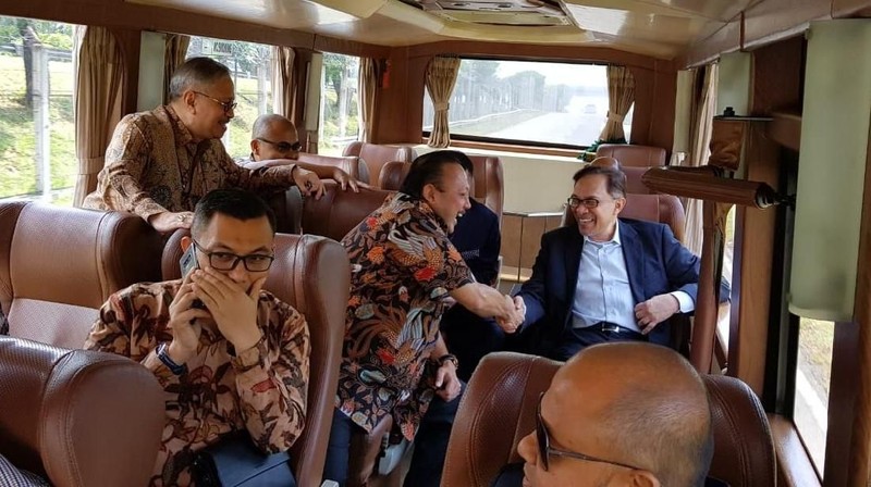 Baru bebas dari Penjara, Anwar Ibrahim temui politisi Indonesia dan membahas mengenai perkembangan reformasi.