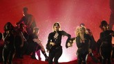 Camila Cabello mengenalkan lagu terbarunya, 'Sangria Wine' di panggung BBMAs 2018. (REUTERS/Mario Anzuoni)