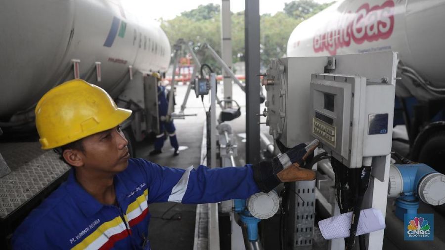 Petugas mengisi ulang gas Elpiji subsidi 3kg di depot Pertamina, Koja, Jakarta Utara, Senin (21/5). Dibulan Ramadan Pertamina meningkatkan ketahanan stok LPG menjadi rata-rata 17,6 hari sebesar 27ribu metrik ton dan akan menyiagakan 49 SPPBE kantong di Pulau Jawa. (CNBC Indonesia/Muhammad Sabki)