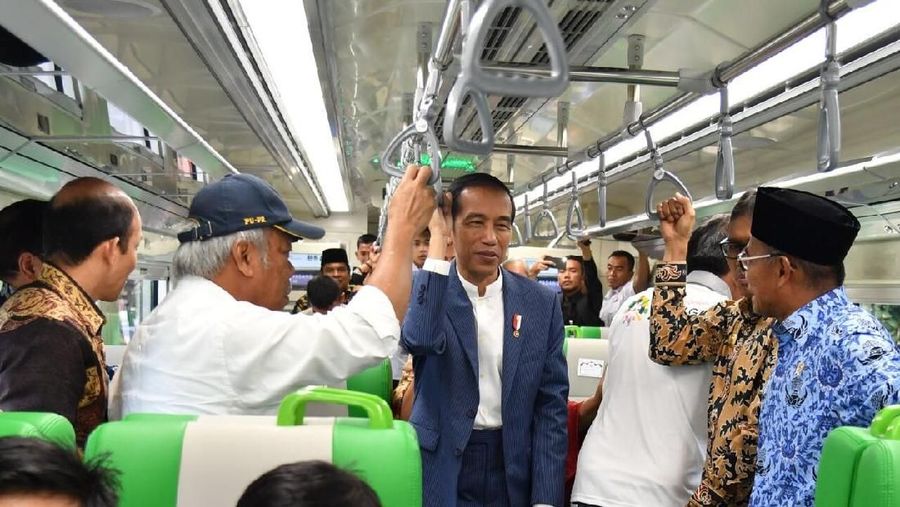 KA Bandara Minangkabau Express memiliki tarif yang termurah.