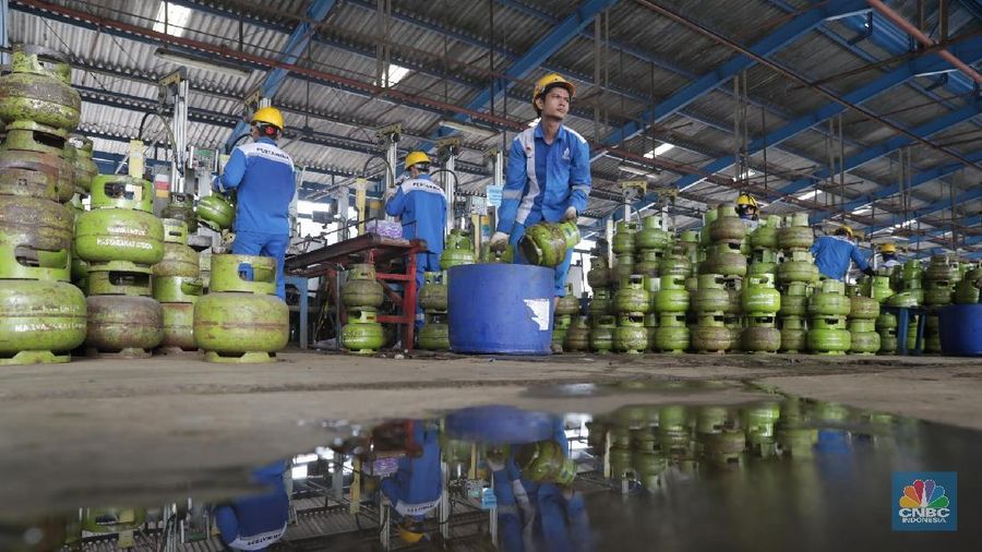 Mereka yang ditanggung biayanya adalah yang sedang melakukan dinas atau penugasan di luar kota asal yang tertera di KTP.