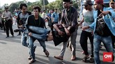 Sejumlah mahasiswa menggotong rekan mereka yang terjatuh di tengah aksi Refleksi 20 tahun Reformasi di seberang Istana Kepresidenan, Jakarta, 21 Mei 2018. (CNN Indonesia/Andry Novelino)