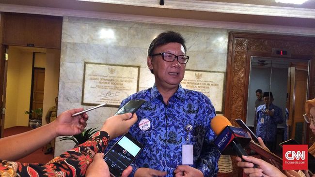 Mendagri Tjahjo Kumolo Cabut Aturan soal Penggunaan Jilbab